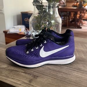 Nike zoom women’s size 6. Purple and white.